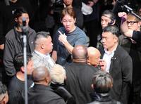 　田中雄士と一触即発ムードとなる朝倉未来（中央）