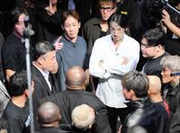 　田中雄士と一触即発ムードとなる朝倉未来（中央左）