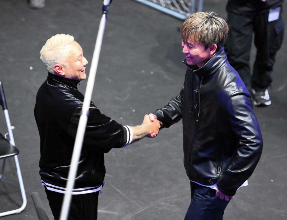 　対戦が決まり握手する田中雄士（左）と萩原裕介（右）