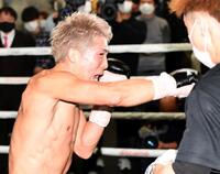 　ミット打ちをする井上尚弥（撮影・佐藤厚）