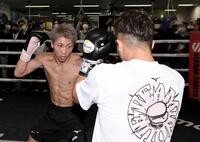 　井上拓真（右）とスパーリングを行う井上尚弥（撮影・佐藤厚）