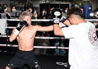 　井上拓真（右）とスパーリングを行う井上尚弥（撮影・佐藤厚）