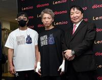 　公開練習と記者会見を行った井上尚弥（中央）。右は大橋秀行会長、左は井上真吾トレーナー（撮影・佐藤厚）