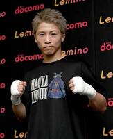 　ファイティングポーズを取る井上尚弥（撮影・佐藤厚）