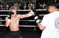 　井上拓真（右）とスパーリングを行う井上尚弥（撮影・佐藤厚）