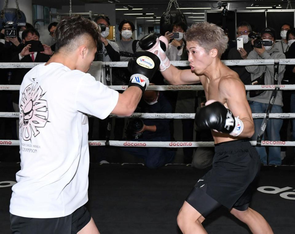 　井上拓真（左）とスパーリングを行う井上尚弥（撮影・佐藤厚）