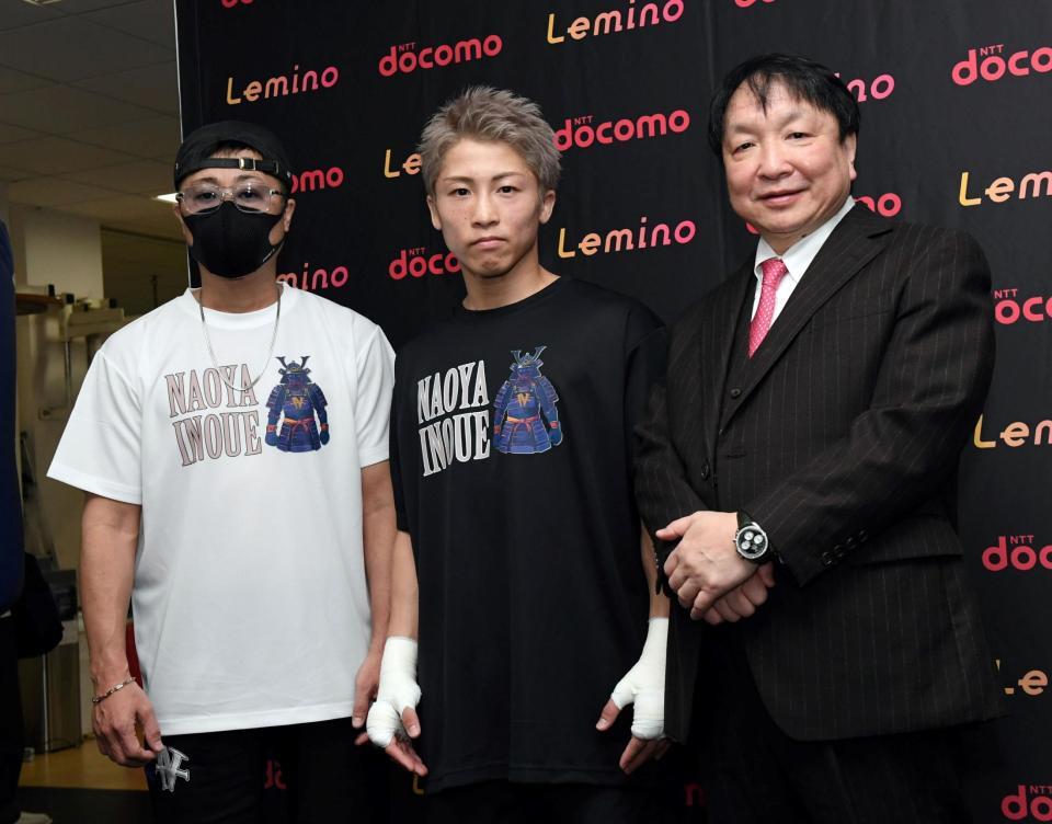 　公開練習と記者会見を行った井上尚弥（中央）。右は大橋秀行会長、左は井上真吾トレーナー（撮影・佐藤厚）