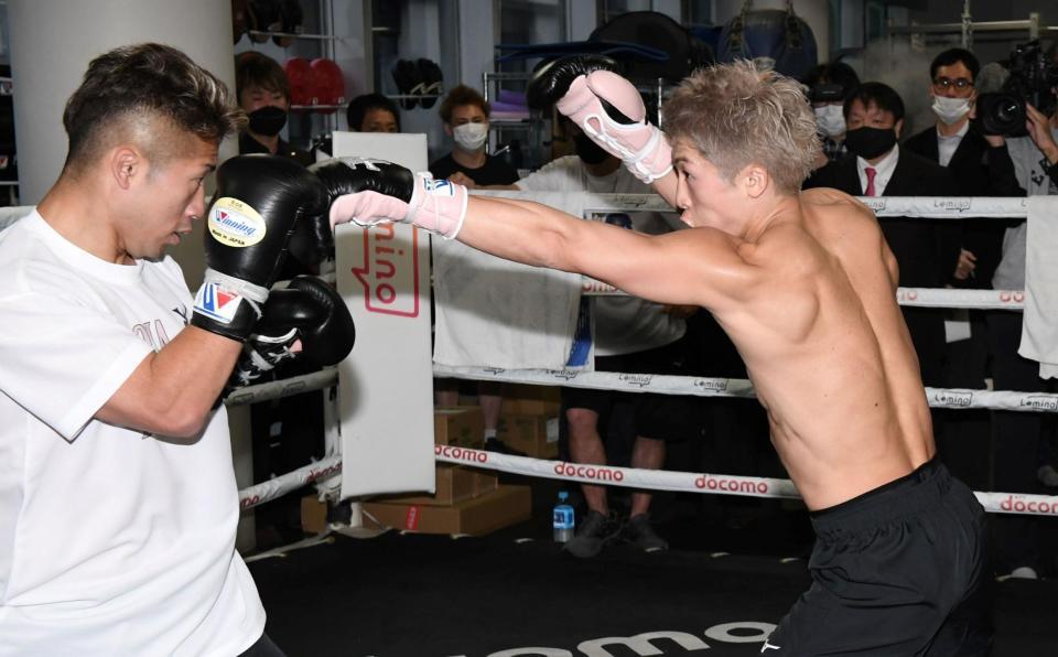 　井上拓真（左）とスパーリングを行う井上尚弥（撮影・佐藤厚）