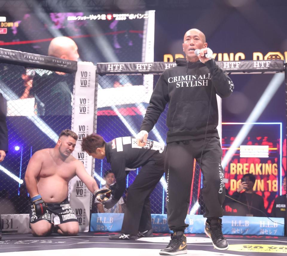 　赤パンニキの判定負けで乱入した村田将一（撮影・佐々木彰尚）