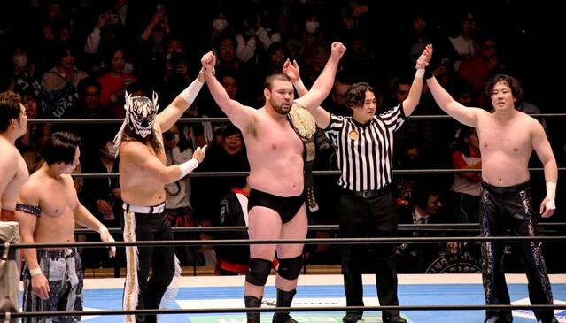 　初めての聖地・後楽園ホールでの試合で、１０人タッグマッチで勝ち名乗りを受けるウルフアロン（左から２人目）