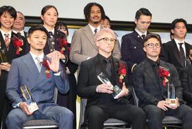 技能賞の中谷潤人（前列左）、最優秀選手賞の井上尚弥（前列中央）、技能賞の井上拓真（撮影・佐々木彰尚）