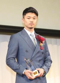 技能賞の中谷潤人（撮影・佐々木彰尚）