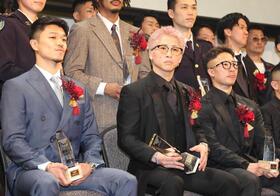 　技能賞の中谷潤人（左）、最優秀選手賞の井上尚弥（中央）、技能賞の井上拓真（撮影・佐々木彰尚）