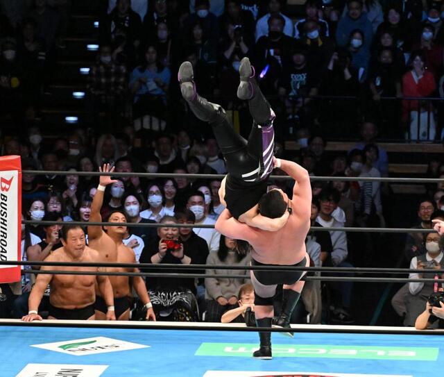 ＳＨＯ（上）を攻めるウルフアロン　左下は藤波辰爾