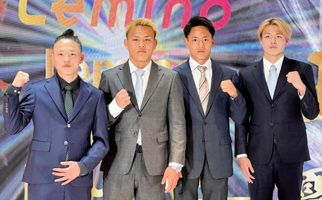 　ポーズをとる（左から）片岡雷斗、藤木勇我、坂井優太、片岡叶夢