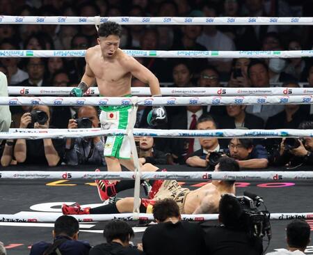 ３回、井岡一翔を攻める井上拓真（撮影・石井剣太郎）