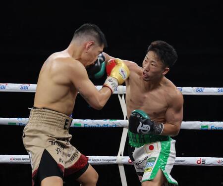 ３回、井岡一翔（左）にパンチを出す井上拓真（撮影・西岡正）