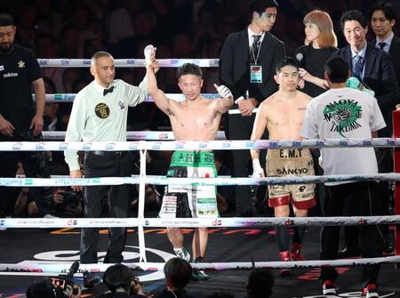 井岡一翔（中央右）に勝利した井上拓真（中央）＝撮影・石井剣太郎
