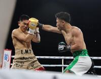 １回、井岡一翔（左）にパンチを出す井上拓真（撮影・西岡正）