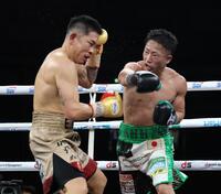 ９回、井岡一翔（左）にパンチを出す井上拓真（撮影・西岡正）