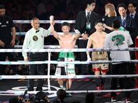 井岡一翔（中央右）に勝利した井上拓真（中央）＝撮影・石井剣太郎