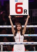 ラウンドガールを務める細川愛倫（撮影・佐々木彰尚）