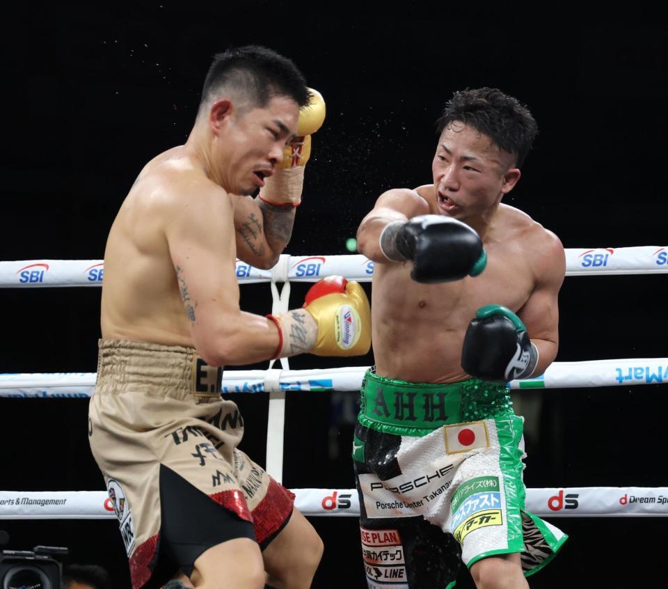 ９回、井岡一翔（左）にパンチを出す井上拓真（撮影・西岡正）