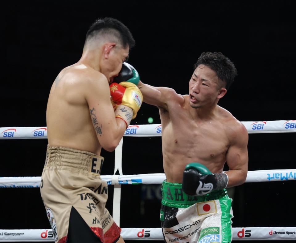 ９回、井岡一翔（左）にパンチを出す井上拓真（撮影・西岡正）