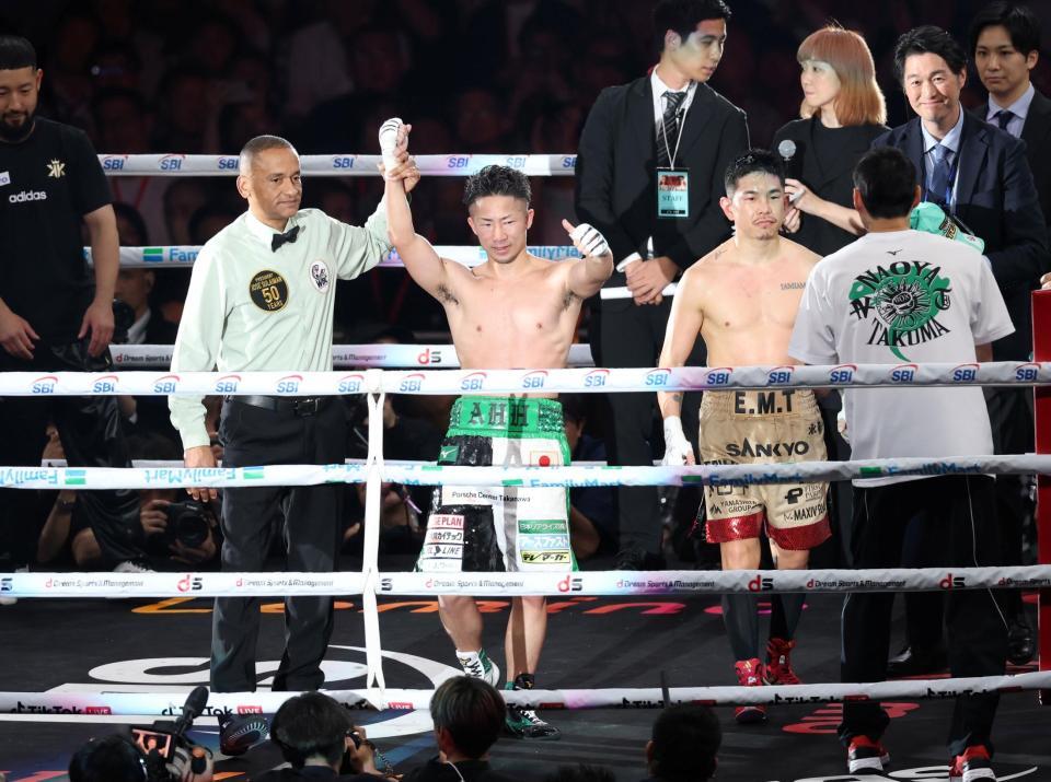 井岡一翔（中央右）に勝利した井上拓真（中央）＝撮影・石井剣太郎