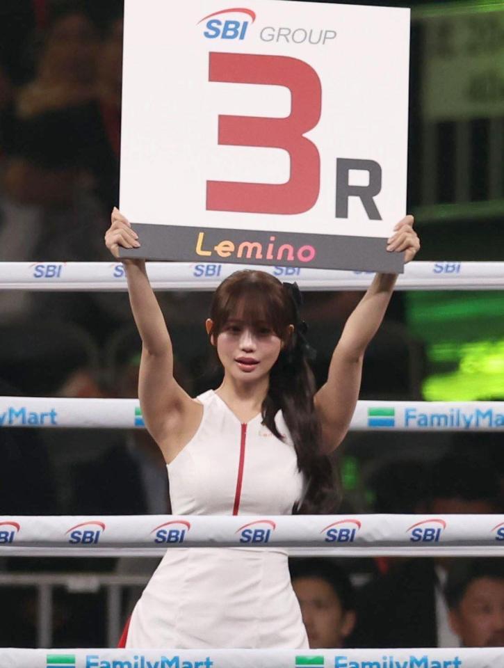 ラウンドガールを務める和田海佑（撮影・佐々木彰尚）