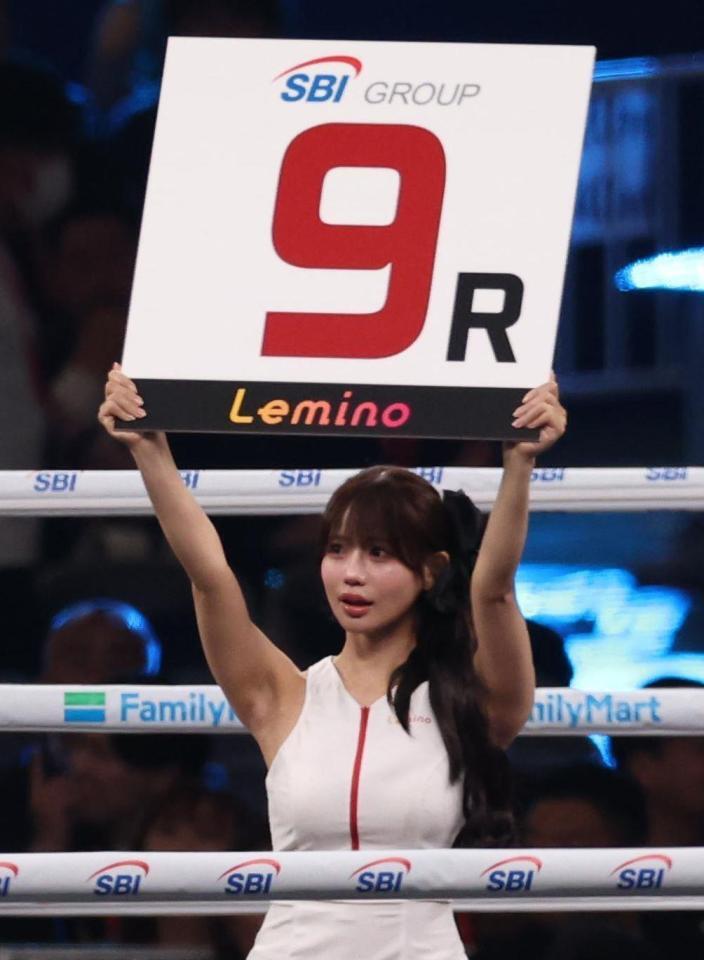 ラウンドガールを務める和田海佑（撮影・佐々木彰尚）