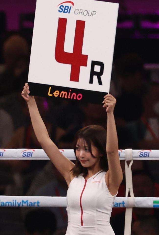ラウンドガールを務める佐々木萌香（撮影・佐々木彰尚）