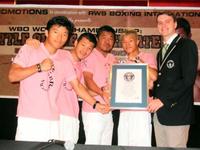 ギネス記録の認定証を贈られる亀田家の（左から）大毅、興毅、史郎氏、和毅