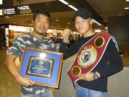 　チャンピオンベルトを手にする亀田和毅（右）とＷＢＯの表彰額を手にする父・史郎氏