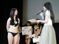 　第１回グランプリの奥村理紗さん（右）から表彰状を受け取る水野希空さん
