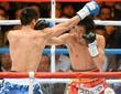 3回、マルコム・ツニャカオ(左)に右ストレートを放つ山中慎介