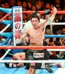 9回、ディアス(左下)から4度目のダウンを奪いTKO勝ち。高々とガッツポーズを決める三浦隆司