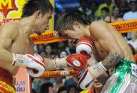 7回、シーサケット・ソールンビサイ(左)に攻められる佐藤洋太(共同)