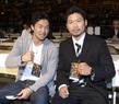 リングサイドに座るWBAバンタム級王者・山中慎介(左)とWBCスーパーフェザー級王者・三浦隆司