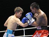 9回、右ボディーでウィサヌ・ゴーキャットジム(右)からダウンを奪い、KO勝ちした井岡一翔