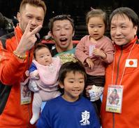 防衛に成功し、子どもたちに囲まれ笑顔を見せる八重樫(中央上)(撮影・吉澤敬太)
