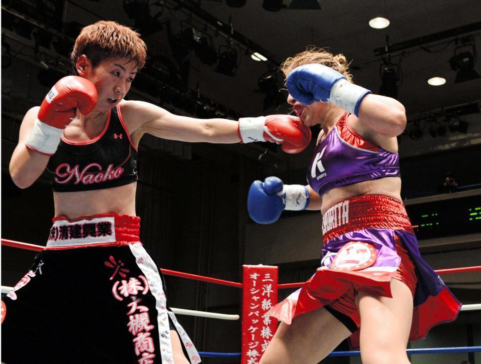 　４回、マリア・サリナス（右）に左ストレートを決める柴田直子