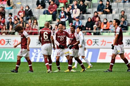 　後半、３点目のゴールを決めたマジーニョ（右から３人目）を祝福する神戸イレブン（撮影・中西幸大）