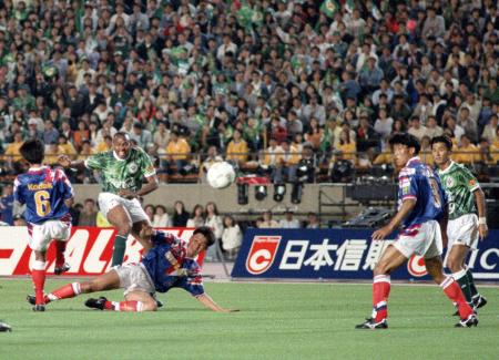 　１９９３年５月１５日、Ｊリーグ第１号ゴールを決めるＶ川崎のマイヤー（左から２人目）＝国立競技場