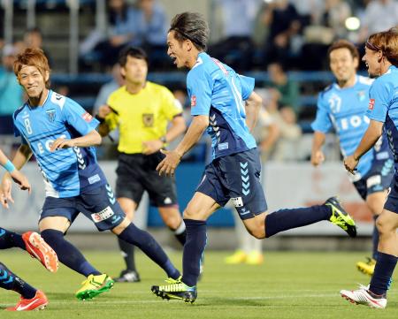 　栃木戦で今季初ゴールを決め、最年長得点記録を更新した横浜ＦＣ・三浦知良（神奈川新聞社提供）