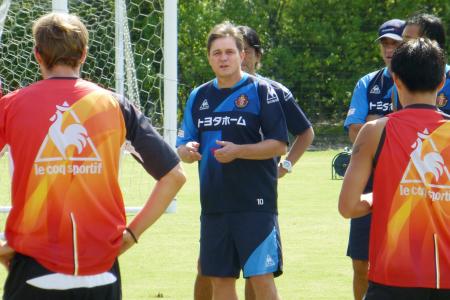 　練習前に選手に語りかける名古屋のストイコビッチ監督（右）