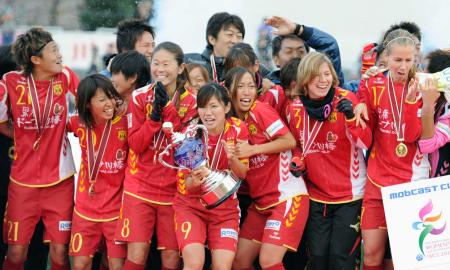　サッカー女子クラブ選手権で初優勝を果たし、大喜びの川澄（中央）、澤（同左）らＩＮＡＣ神戸イレブン