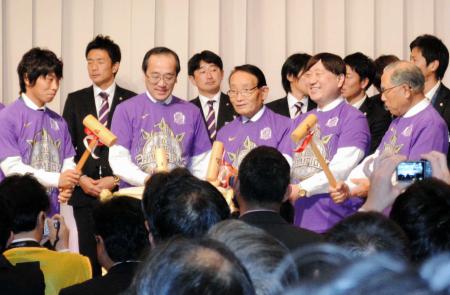 　佐藤（左）と鏡開きをする松井市長（前列左から２人目）