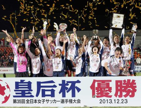 　皇后杯４連覇を達成し、喜びを爆発させるＩＮＡＣ神戸イレブン