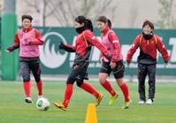 新シーズンへ向けて、初練習を行う川澄（左から２人目）らＩＮＡＣ神戸イレブン（撮影・中西幸大